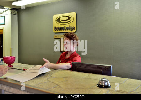 Junge Frau motel Rezeption Eingang zu Kunden, Econo Lodge, USA Stockfoto