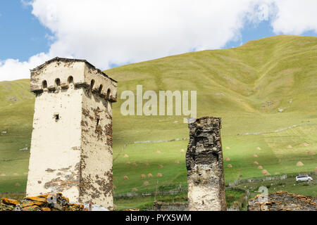 Alte Stein svan Tower auf der Straße von Harderwijk Dorf in Svaneti, Georgia. Sonnigen Tag und Himmel mit Wolken Hintergrund. Stockfoto