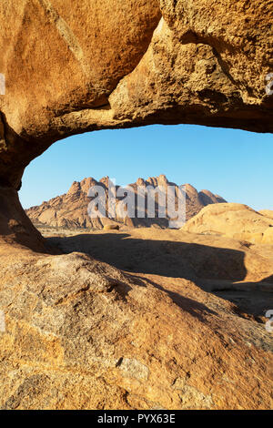 Namibia Landschaft; rock Arch an der Spitzkoppe, Beispiel der afrikanischen Landschaften, Spitzkoppe, Namibia Afrika Stockfoto