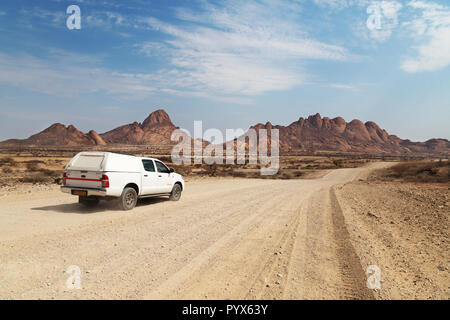 Namibia fahren - vier von vier Auto fahren auf Schotter in der Spitzkoppe, Namibia Afrika Stockfoto