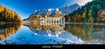 Panorama Bild von der Zugspitze mit Wasser Reflexion in der eibsee im Herbst Stockfoto