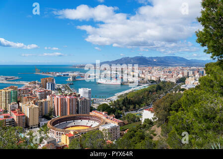 Malaga, Spanien. Blick über die Stadt von der Castillo Gibralfaro mit der Stierkampfarena im Vordergrund, Malaga, Costa del Sol, Andalusien, Spanien Stockfoto