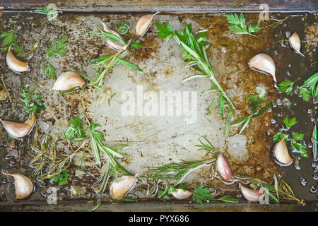 Blick von oben auf die Knoblauch und Kräutern Zusammensetzung auf die Metallplatte. Flach Stockfoto