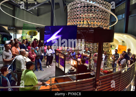 Demonstration Glas bei Corning Museum für Glas, Corning, Finger Lake Region, New York, USA weht. Video Anzeige von Arbeit, die getan wird. Stockfoto