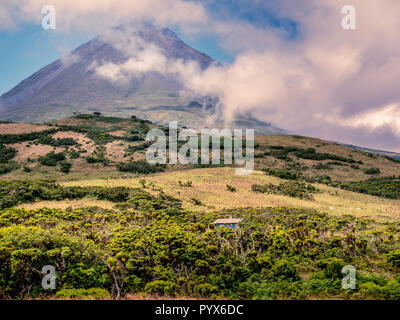 Bild des Kleinen Hauses unter dem grossen Berg Pico auf der Insel Pico Azoren Stockfoto