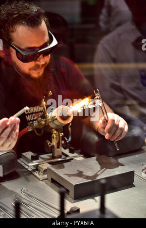 Demonstration Glas bei Corning Museum für Glas, Corning, Finger Lake Region, New York, USA Blasen Stockfoto