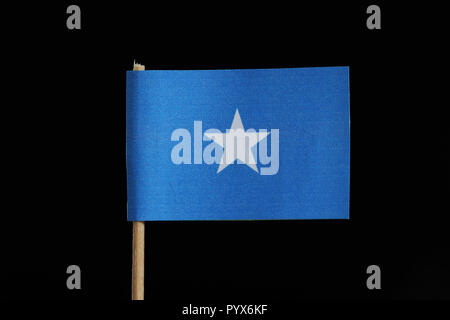 Eine offizielle Flagge Somalias auf Zahnstocher auf schwarzem Hintergrund. Eine einzelne weiße Sterne auf blauem Feld Stockfoto