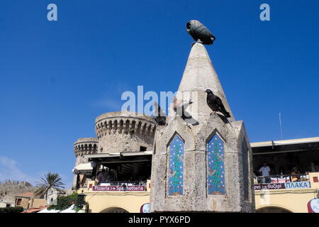 Rhodos Altstadt, Griechenland, Ippokratous Platz mit seinem schönen dekorativen Brunnen. Historische Gebäude und Strukturen in dieser mittelalterlichen Stadt. Stockfoto