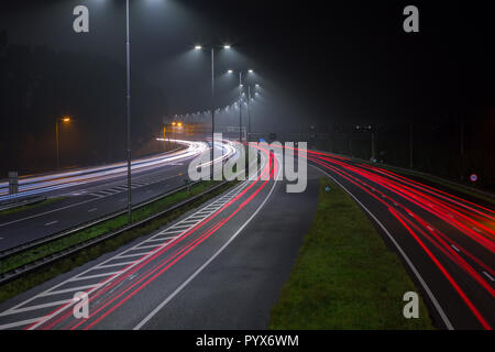 Die roten Rücklichter auf der Autobahn A2 in der Nacht von Amsterdam in den Niederlanden. Stockfoto