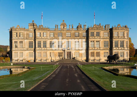 Äußere Ansicht der vorderen Fassade entlang der Antrieb von Longleat House in Wiltshire. UK. (103) Stockfoto