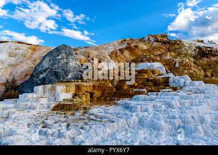 Terrasse mit Bergblick, Kalkstein und Felsformationen in Mammoth Hot Springs, Yellowstone National Park, Wyoming, USA Stockfoto