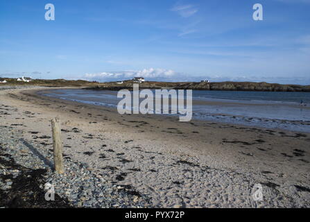 Rhoseigr Strand auf der wunderschönen walisischen Insel Anglesey. Ein sonniger Frühlingstag und der Sand sind menschenleer. Klarer blauer Himmel und ein ruhiges Meer. Speicherplatz kopieren. Stockfoto