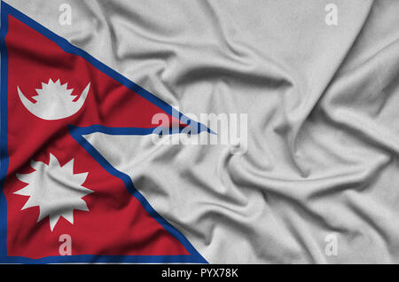 Nepal Fahne wird auf ein Sport tuch Stoff mit vielen Falten dargestellt. Sport Team winken Banner Stockfoto