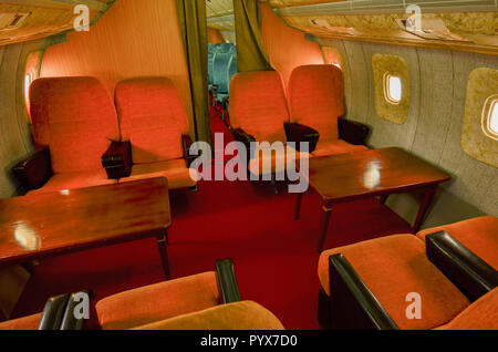 Russland Flughafen. Die Kabine des legendären sowjetischen Flugzeuge, erste supersonic Passagierflugzeug der Welt. 1970s Business Class Lounge. Eine Reihe von Stockfoto