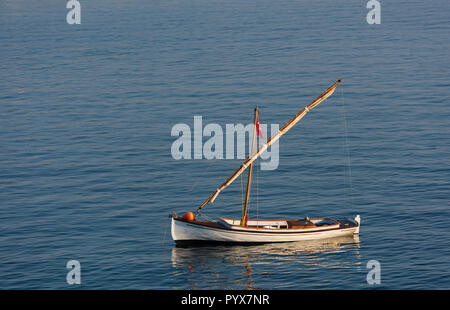 Ein kleines Segelboot in der Ägäis Stockfoto