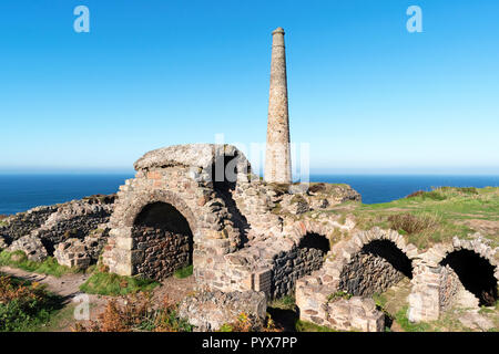 Arsen Calcinator aufgegeben labrynth arbeitet an der alten botallack Tin Mine in der Nähe von pendeen in Cornwall, England, Großbritannien, Großbritannien. Stockfoto