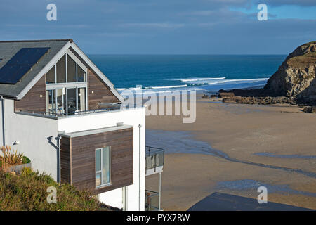 Ferienwohnungen mit Blick auf den Strand bei porthtowan in Cornwall, England, Großbritannien, Großbritannien. Stockfoto