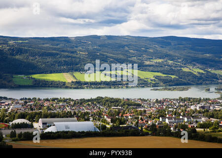 Landschaft mit Bergen, Fluss und Gebäude in Lillehammer, Norwegen. Stockfoto