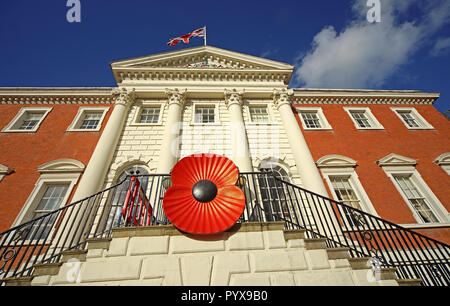 Riesige Erinnerung Mohn auf Warrington Rathaus, Bank Park, Sankey St, Warrington, Cheshire North West England, Großbritannien Stockfoto