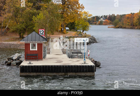 Schiffsanlegestelle in Karlsudd in der Nähe von Vaxholm, Schweden Stockfoto