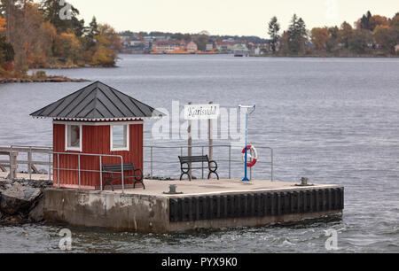 Schiffsanlegestelle in Karlsudd in der Nähe von Vaxholm, Schweden (im Hintergrund) Stockfoto