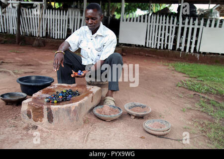 Farbige Glasperlen Herstellung an Cedi Raupe Fabrik, Krobo Odumasi, Ghana Stockfoto