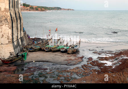 Fischer und Fischerboote auf der Basis von Cape Coast Castle in Cape Coast, Ghana Stockfoto