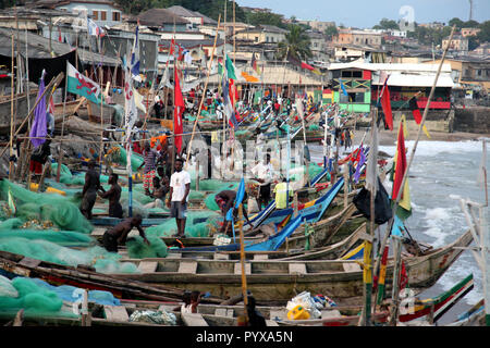 Fischer und Fischerboote auf der Basis von Cape Coast Castle in Cape Coast, Ghana Stockfoto