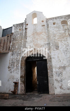 Tür (obwohl für Sklaven, die Tür ohne Rückkehr), Cape Coast, Ghana Stockfoto