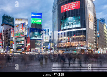 Shibuya Crossing, wo rund 1000 Menschen zu einer Zeit, Kreuz, eine der meistbefahrenen Kreuzungen in der Welt. Stockfoto