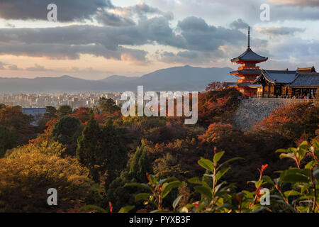 Kiyomizu-dera ist ein buddhistischer Tempel auf dem Berg Otowa in Kyoto, Japan. Stockfoto