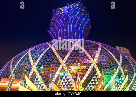 Macau, China - 8. Dezember 2016: den höchsten Turm in Macau und die große Kuppel von Grand Lisboa Casino bei Nacht. Stockfoto