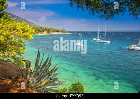 Atemberaubende Aussicht auf das kristallklare Meer in Bol, Insel Brac, Kroatien, Europa. Stockfoto