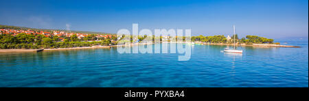 Hafen in Supetar auf der Insel Brac mit Palmen und türkisklares Wasser des Ozeans, Supetar, Brac, Kroatien, Europa. Stockfoto