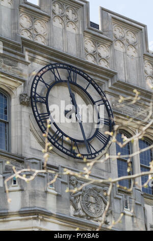 PRINCETON, New Jersey, 14. April 2017: Details der Uhr an der Außenseite von Blair Hall an der Princeton University Campus Stockfoto