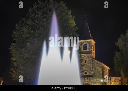 Saint Lary Soulan, Frankreich - 21 August 2018: Architektur Detail des Sainte Marie Kapelle bei Nacht an einem Sommertag Stockfoto