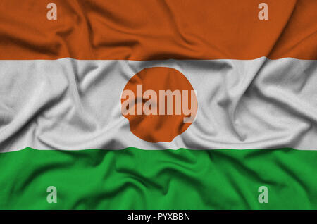Niger Fahne wird auf ein Sport tuch Stoff mit vielen Falten dargestellt. Sport Team winken Banner Stockfoto