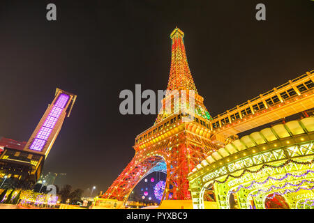 Macau, China - 8. Dezember 2016: bunte Macau Eiffelturm von Paris, ein Luxus Resort Hotel Casino in Cotai Strip Weihnachtsferien hell leuchtet in der Nacht. Stockfoto