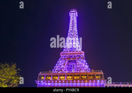 Macau, China - 8. Dezember 2016: Das rosa leuchten auf Macau Eiffelturm, Symbol der Pariser, ein Luxus Resort Hotel Casino in Cotai Strip bei Nacht. Stockfoto