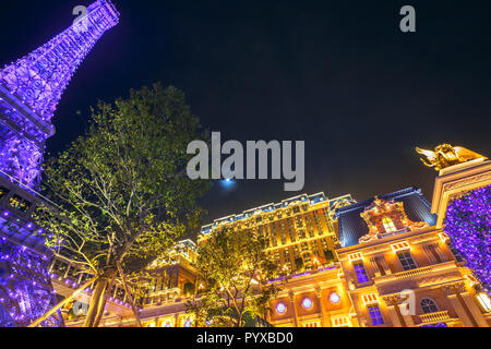 Macau, China - 8. Dezember 2016: Nacht Macau Eiffelturm der Pariser Luxus Resort Hotel Casino in Cotai Strip von Las Vegas Sands gehört, brilliert in der Nacht. Stockfoto