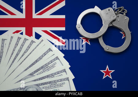 Neuseeland Flagge mit Handschellen und ein Bündel von Dollar. Das Konzept der illegale Bankgeschäfte in US-Währung. Stockfoto