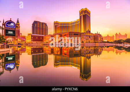 Macau, China - 8. Dezember 2016: Das Venetian Macao Sonnenuntergang im See widerspiegeln. Das größte Casino der Welt. Stockfoto