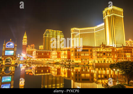 Macau, China - Dezember 9, 2016: Venetian Macao durch die Nacht, goldenen Farben dieses Resort und Casino bei Nacht von Galaxy Cotai Strip gesehen. Glücksspiel ist der Tourismus von Macau, größte Einnahmequelle. Stockfoto