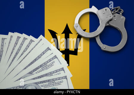 Barbados Flagge mit Handschellen und ein Bündel von Dollar. Das Konzept der illegale Bankgeschäfte in US-Währung. Stockfoto