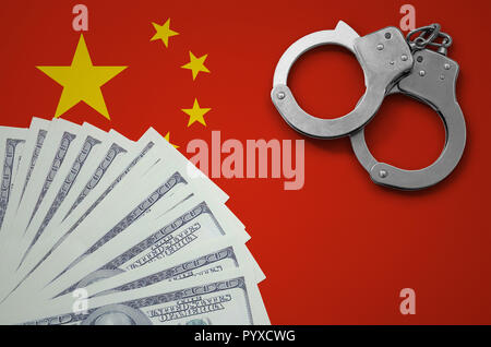 China Fahne mit Handschellen und ein Bündel von Dollar. Das Konzept der illegale Bankgeschäfte in US-Währung. Stockfoto