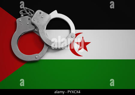 Westsahara Flagge und Polizei Handschellen. Das Konzept der Kriminalitätsformen und Straftaten im Land. Stockfoto