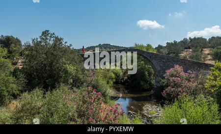 Mädchen im roten Kleid auf alte Brücke Stockfoto