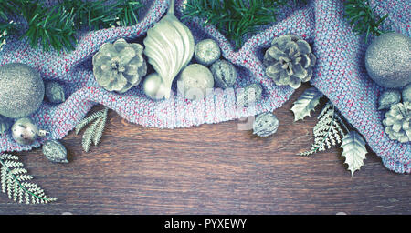 Banner Weihnachten Zusammensetzung glänzende Kugeln Muttern kegel Zweige zeder Blätter silber auf einem dunklen Hintergrund Lila Kariert. Ansicht von oben flach Selektive f Stockfoto