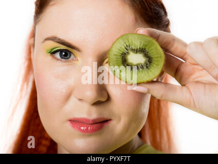 Lustige rothaarige Frau Kiwi auf weißem Hintergrund Stockfoto