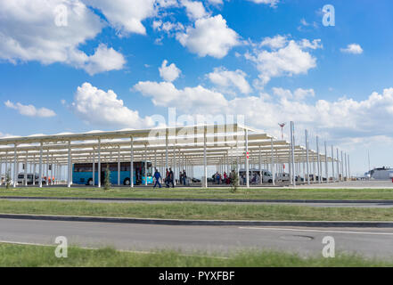 Simferopol auf der Krim - Mai 22, 2018 Moderne Parken am Flughafen Stockfoto